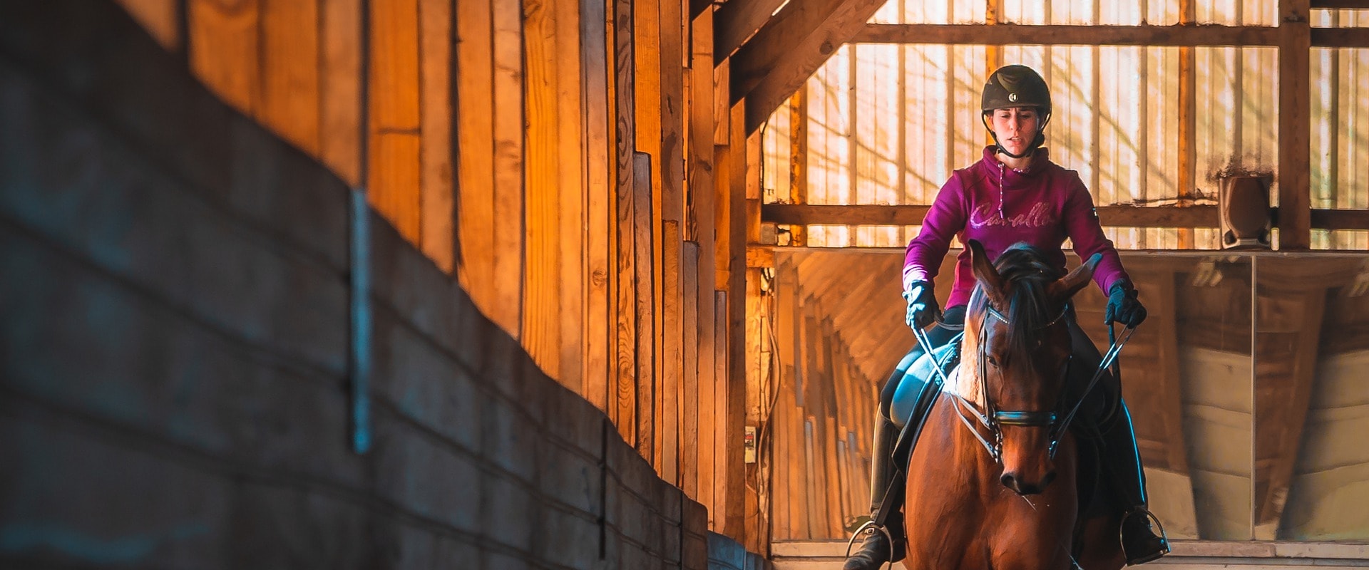 Left-Handed vs. Right-Handed Tracks: Enhancing Your Horse Racing Experience